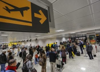 Fila de passageiros para embarque no Aeroporto de Curitiba Afonso Pena