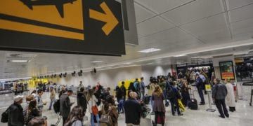 Fila de passageiros para embarque no Aeroporto de Curitiba Afonso Pena